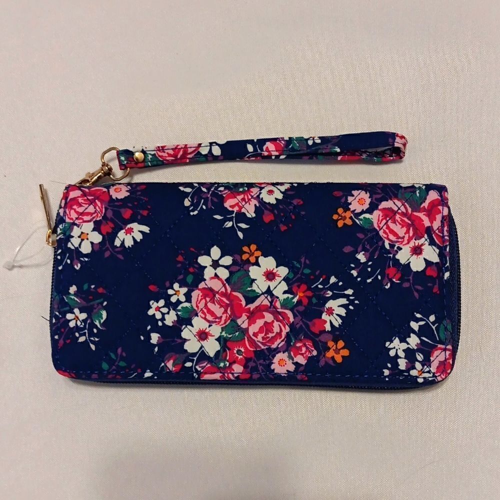 ‎Floral Wristlet Quilted Blue New